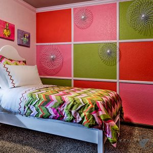 Mills Model pink/green/red bedroom